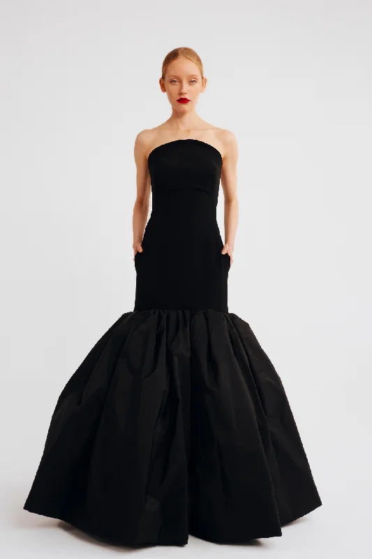 Fitted through hips strapless dress